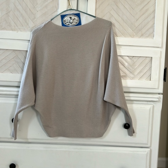 Like new stretchy wide sleeve blouse - Picture 1 of 1